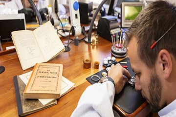 南宁江诗丹顿手表为什么上了发条还不走